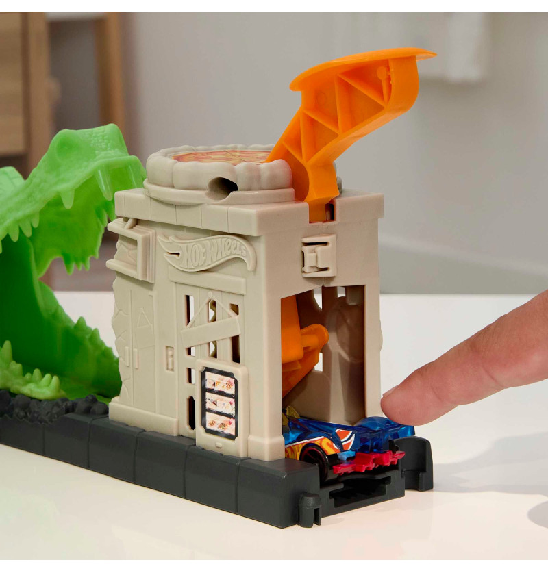 Hot Wheels gator loop attack